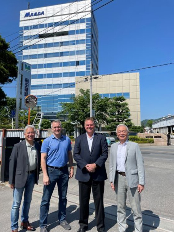 L'équipe MAEDA à l'extérieur du bâtiment MAEDA au Japon