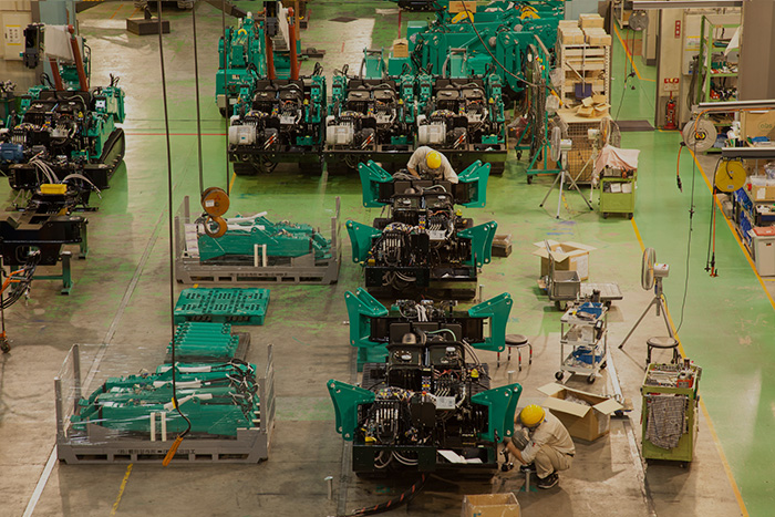 Prise de vue de mini-grues et d'ingénieurs à l'intérieur de l'usine de service de MAEDA Seisakusho Co.