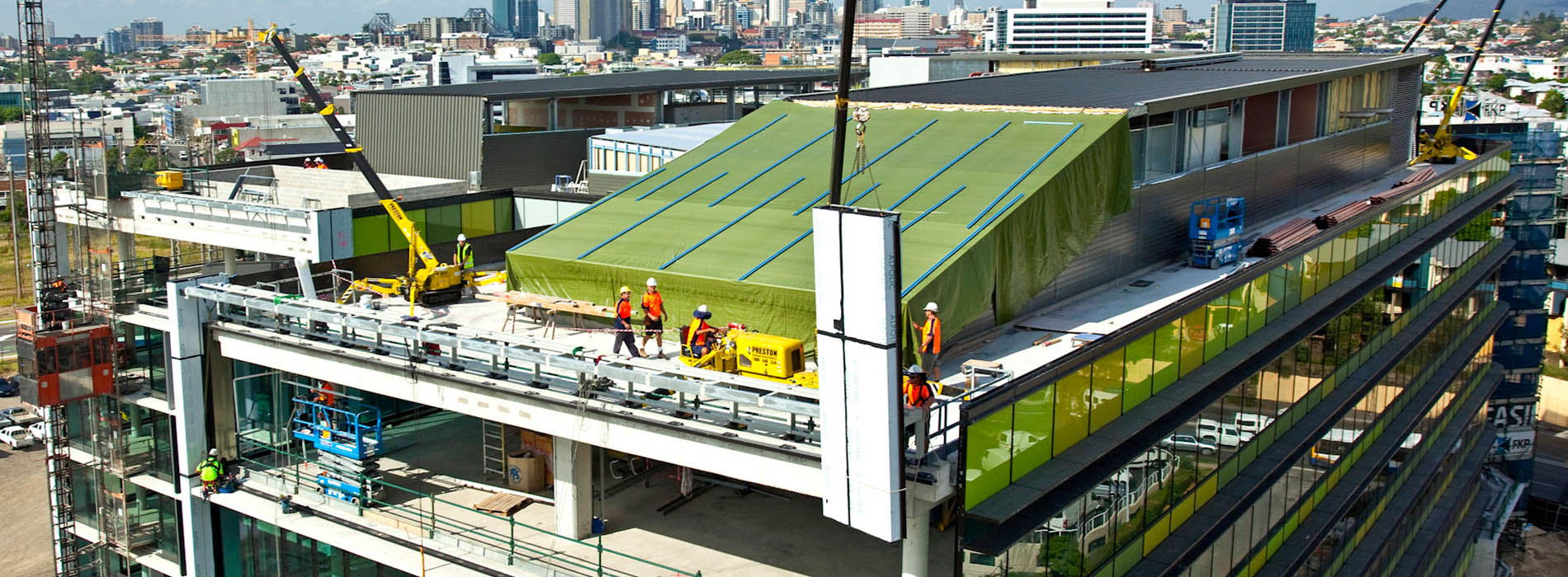 Mini-grues MAEDA utilisées pour les travaux sur les toits