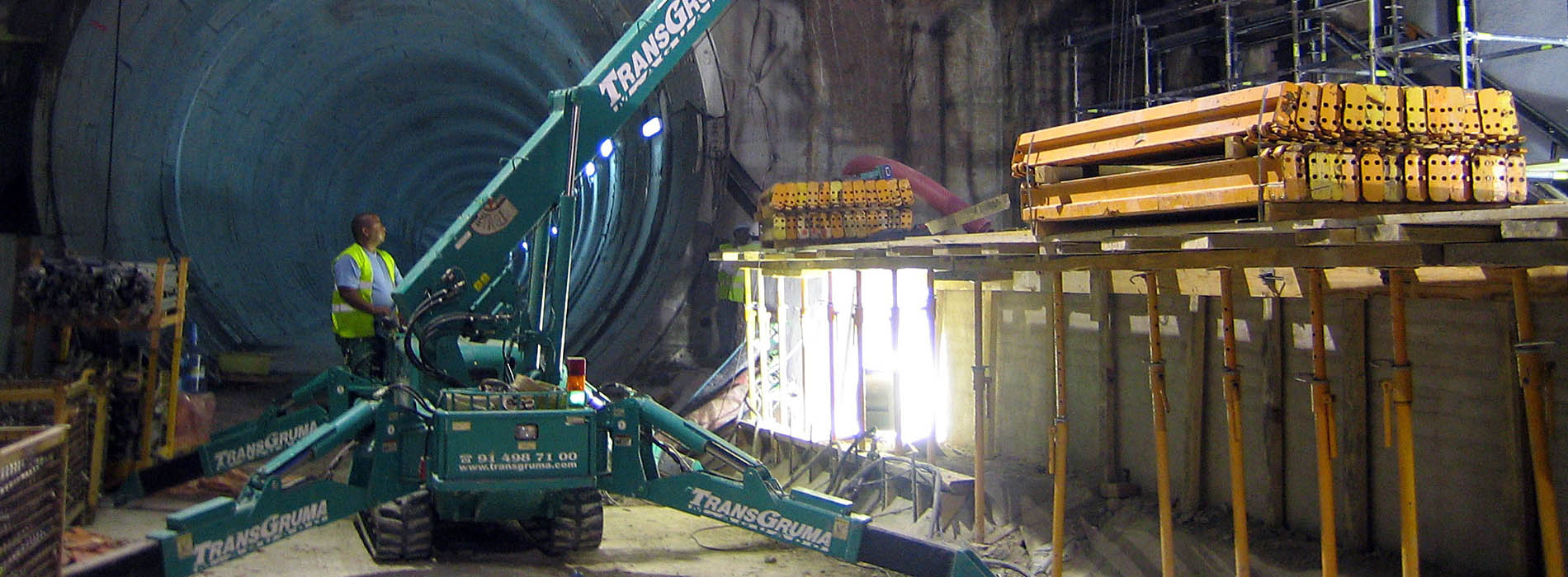 Grue araignée MAEDA dans la zone de construction de tunnels souterrains