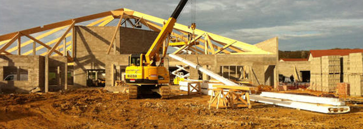 Grue à chenilles MAEDA dans une zone de construction résidentielle