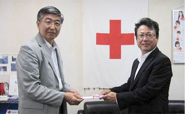 Un membre de MAEDA fait un don à la Croix-Rouge japonaise