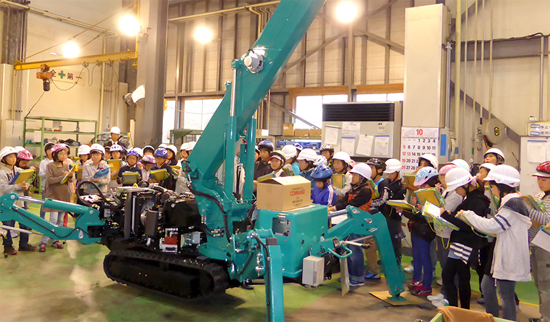 Mini-grue araignée MAEDA et des élèves de l'école primaire dans l'entreprise MAEDA au Japon