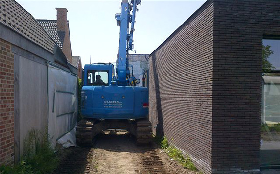 Grue à chenilles MAEDA dans un accès limité entre des maisons