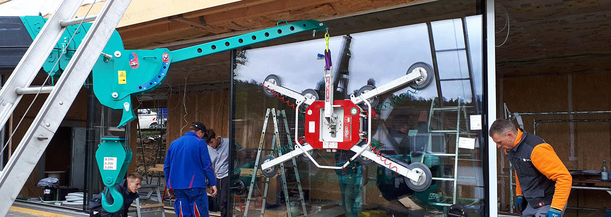 grue araignée MC815C MAEDA sécurisant la vitre pour les travaux de vitrage 