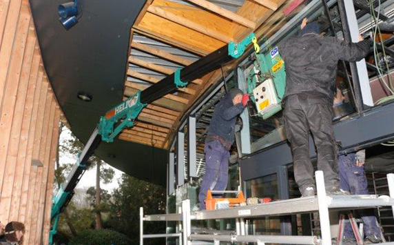 Mini-grue MAEDA levant dans une zone de construction confinée