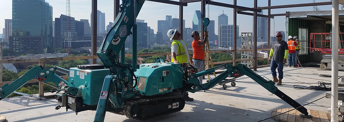 Mini-grue araignée MAEDA est utilisée pour la construction de planchers de bâtiments. 