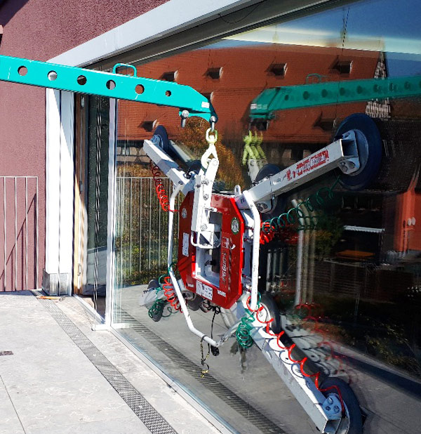 Mini-grue MAEDA effectuant les travaux de vitrage avec un crochet de recherche