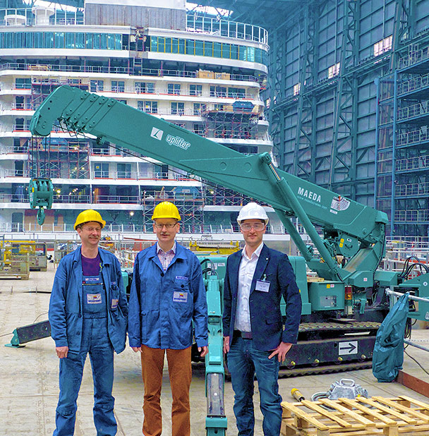 Mini-grue MAEDA MC405 et équipe pendant la construction navale pour Meyer Werft de Papenburg